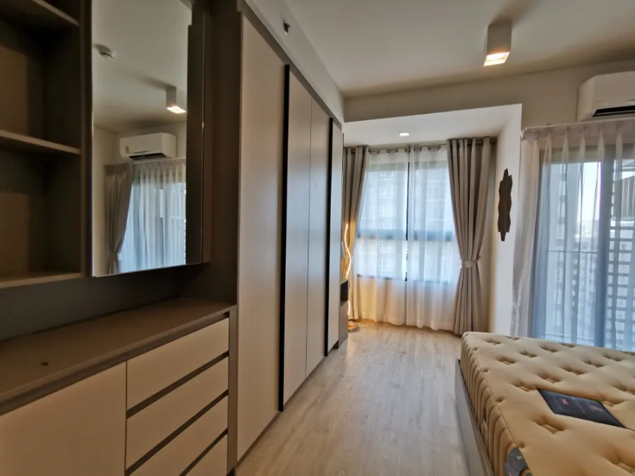 For rent Ideo Sathorn-Wongwianyai. Complete furniture and electrical appliances Ready to move in immediately. If interested, hurry up.