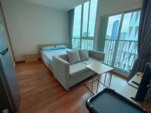 Noble Revolve Ratchada 2 for sale, high floor, clear view, super fairy room condition. If interested, hurry up to reserve it.