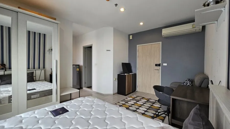 For sale: Ideo Mobi Sukhumvit Eastgate, with beautiful wallpaper, high floor, stunning city view. If you don't book, you'll really miss out.