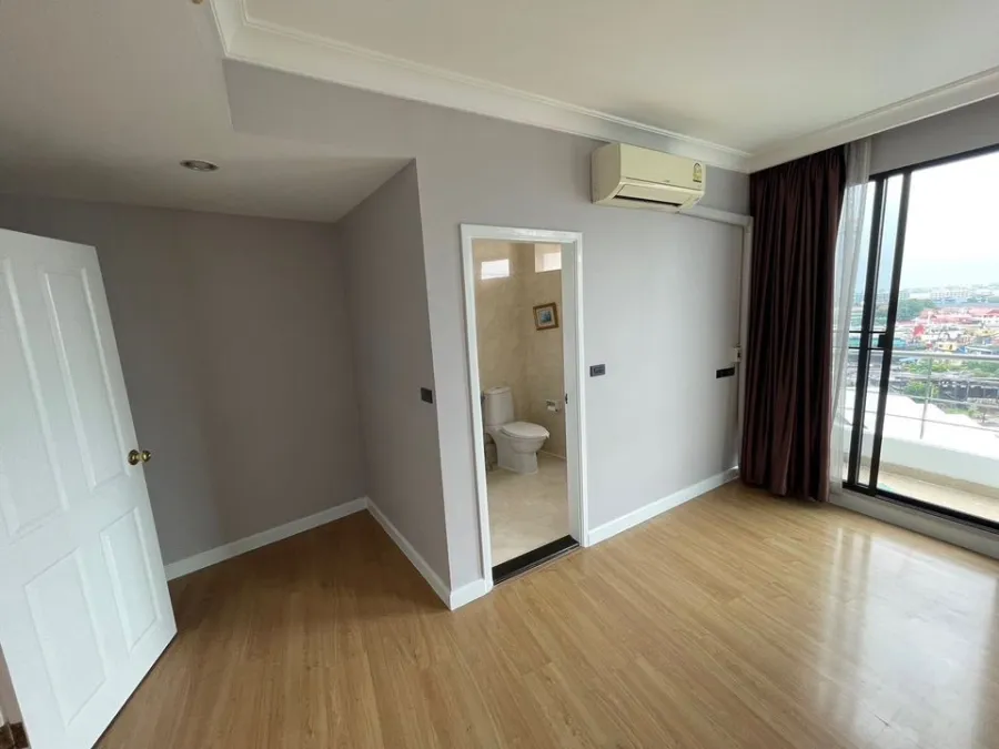 Condo for sale Supalai Casa Riva, 10th floor, river view, very good atmosphere. The room is very spacious. Don't miss it. Hurry.