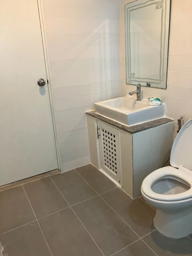 For rent, The Iris Rama 9-Srinakarin, 2 bedrooms, 4th floor, corner room, fully furnished, ready to move in, book now, hurry up.