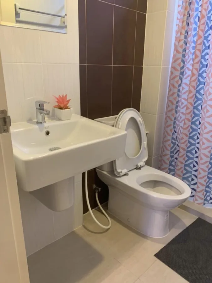 The Cube Plus Chaengwattana is well wallpapered. Partition room, fully furnished, urgent, don't miss it