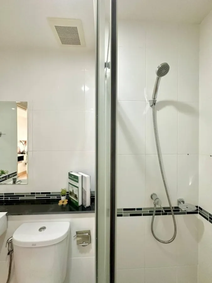 For sale A Plus Rattanathibet-Tiwanon, 4th floor, swimming pool view. The room is decorated very beautifully. The bed is very comfortable to sleep in.