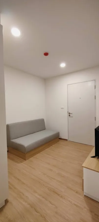 For rent SENA KITH BTS Saphan Mai, white room, easy on the eyes. Plus lots of built-in furniture. If you miss it, you'll regret it.