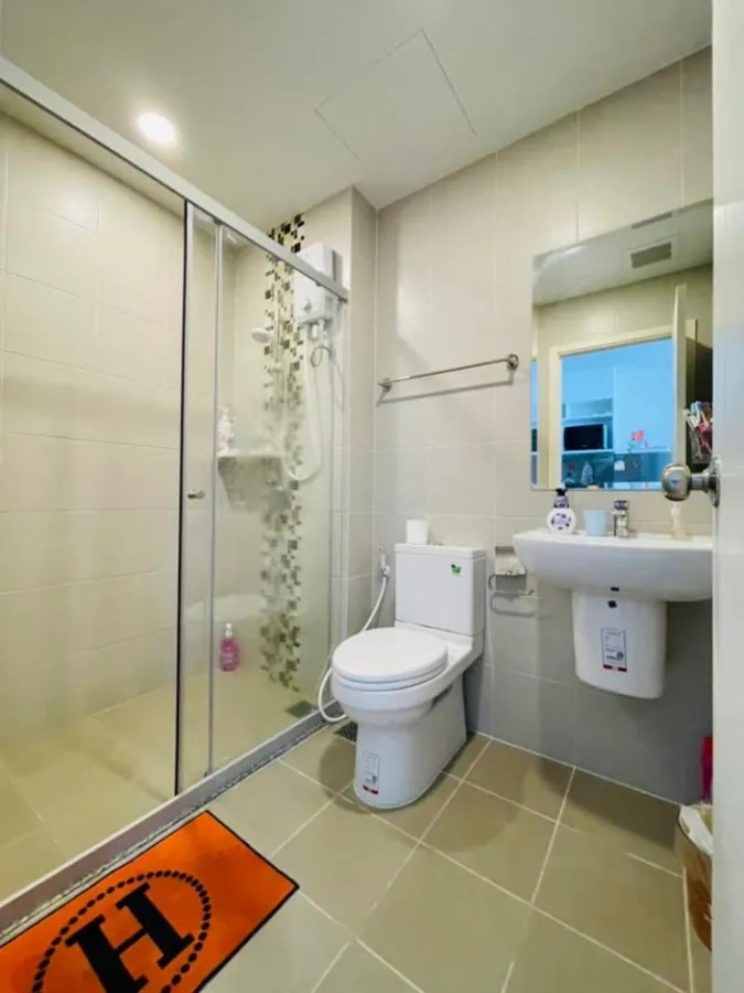 It has arrived. High floor room. Clear city view. Wide angle. Very beautiful. Urgent rent. Supalai Park Condo, Talat Phlu Station. Don't miss it.
