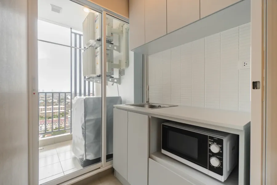 Condo for rent, Regent Home Bangna. Nice, comfortable room with a white, soothing color scheme. Affordable price. Everything you need in one place. Bo