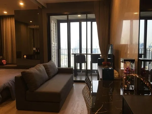 For rent: Ashton Chula-Silom, fully furnished, luxuriously decorated, high view, not blocked, ready to book now.