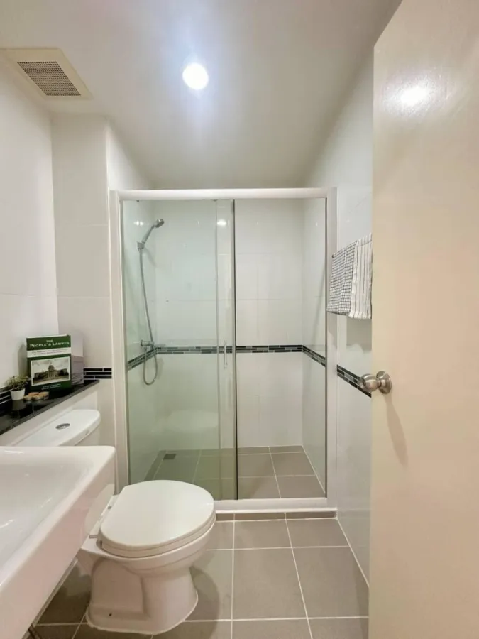 For sale A Plus Rattanathibet-Tiwanon, 4th floor, swimming pool view. The room is decorated very beautifully. The bed is very comfortable to sleep in.