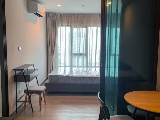 Condo for rent, Regent Home Wutthakat. The room is partitioned into separate, well-defined zones. Book now before you miss this opportunity! images
