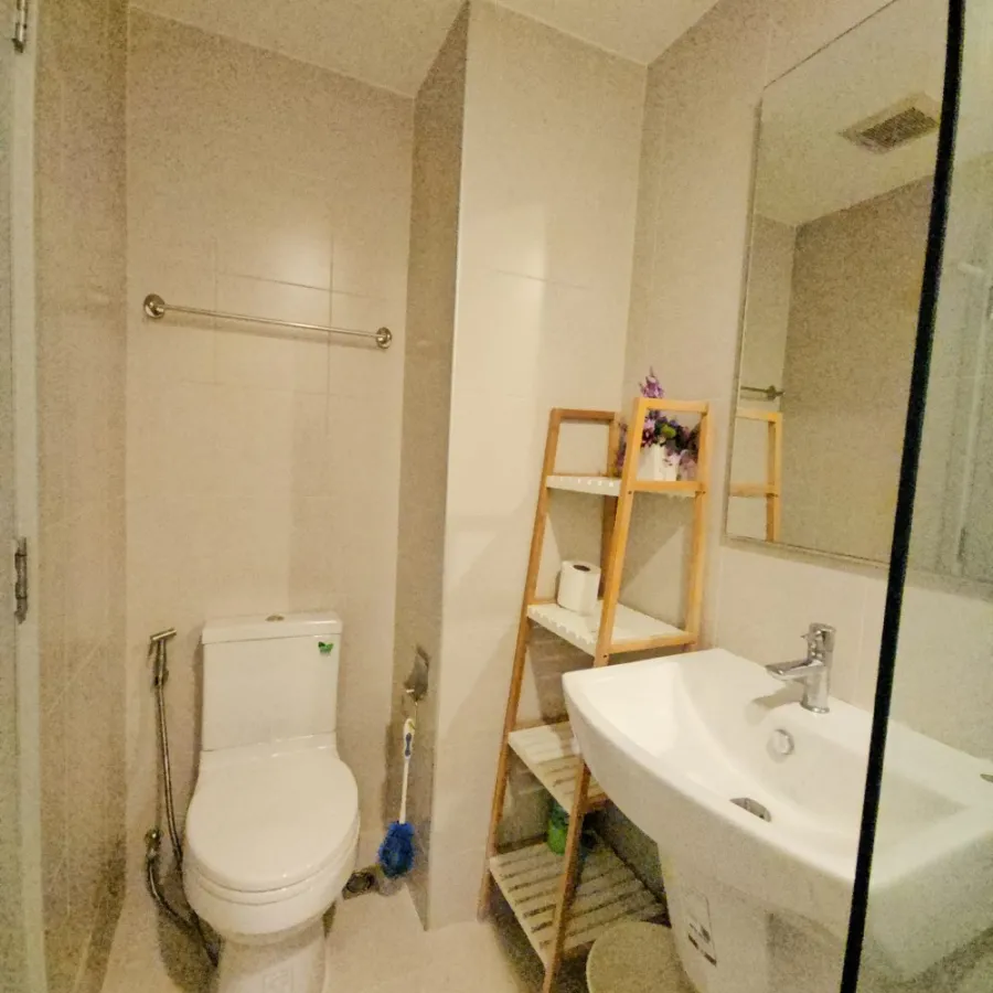 For sale: Ideo Mobi Sukhumvit Eastgate, with beautiful wallpaper, high floor, stunning city view. If you don't book, you'll really miss out.