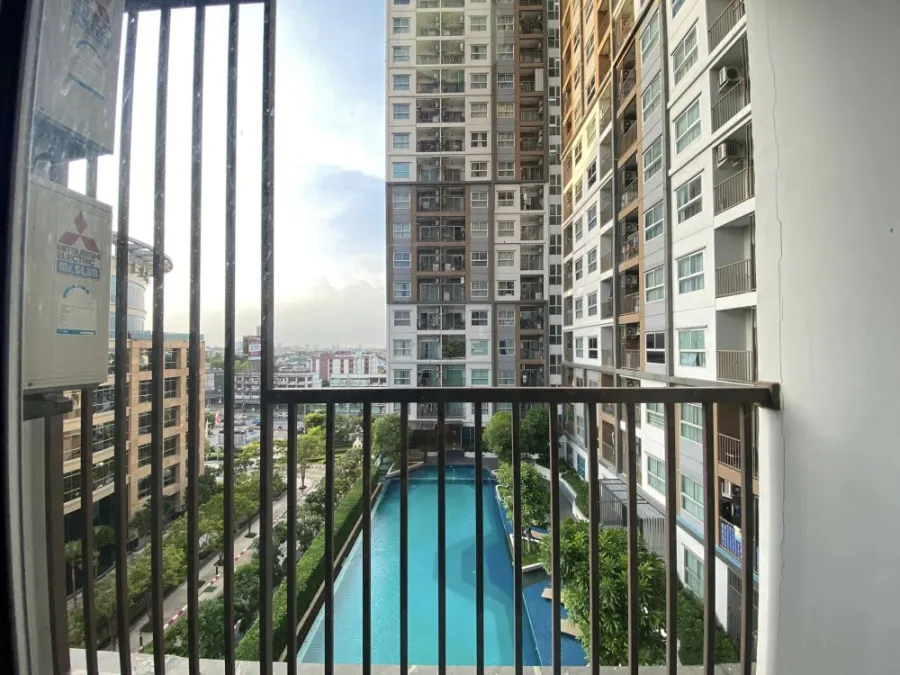 For rent, The Trust Condo, Ngamwongwan, nice room, decorated in bright colors. Install wallpaper in the whole room. Hurry up to reserve.