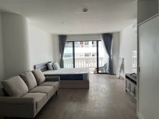 For sale: Sky Beach (North Pattaya) 27th floor, very high, next to the sea, private beach, very spacious room, you can't miss out on booking.