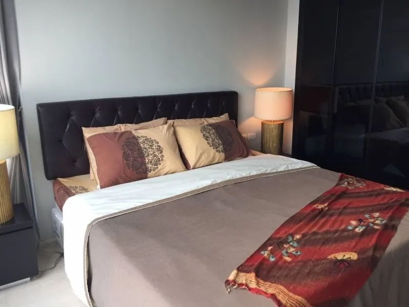 ขายพร้อมผู้เช่า คอนโด ริทึ่ม สุขุมวิท 44/1 ชั้นสูง 2 ห้องนอน ตกแต่งครบ ทำเลดี น่าลงทุน อย่ารอช้า