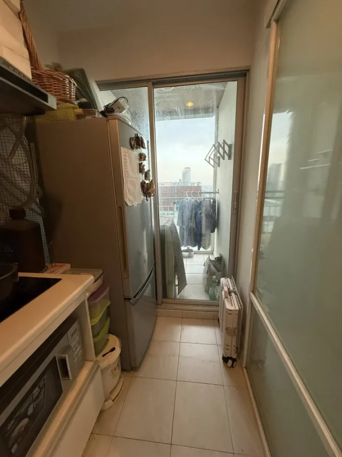 For sale: Lumpini Place Rama 9. Very high floor unit, receiving warm morning sunlight, not hot in the afternoon. Corner unit, not crowded. A highly re