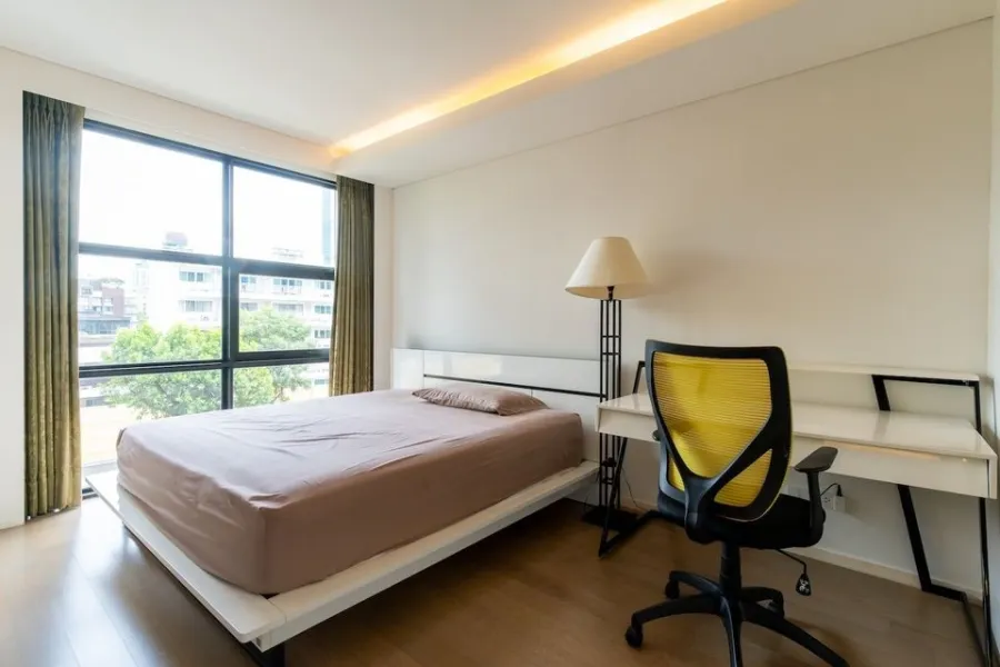 For sale: Sukhumvit 61 Mode, bright and airy room, lots of usable space, simply decorated but complete, hurry and reserve now.