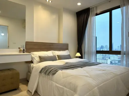 For rent: Casa Condo Asoke-Dindaeng. Nicely decorated unit with complete furniture and appliances. Just bring your belongings and move in! Don't miss images
