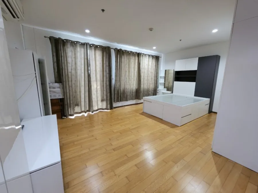 For rent Villa Sathorn, high floor, Chao Phraya River view. large wardrobe Complete electrical appliances. Book now.
