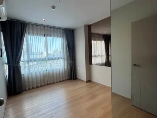 Selling Ideo New Rama 9, 9th floor unit with high-quality built-in furniture. Excellent location. Book now! images