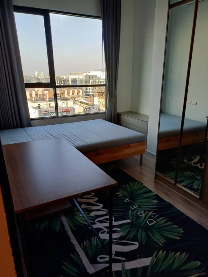 Condo for rent, Knightsbridge Collage Ramkhamhaeng, front corner room. Just carry your bag and move in.