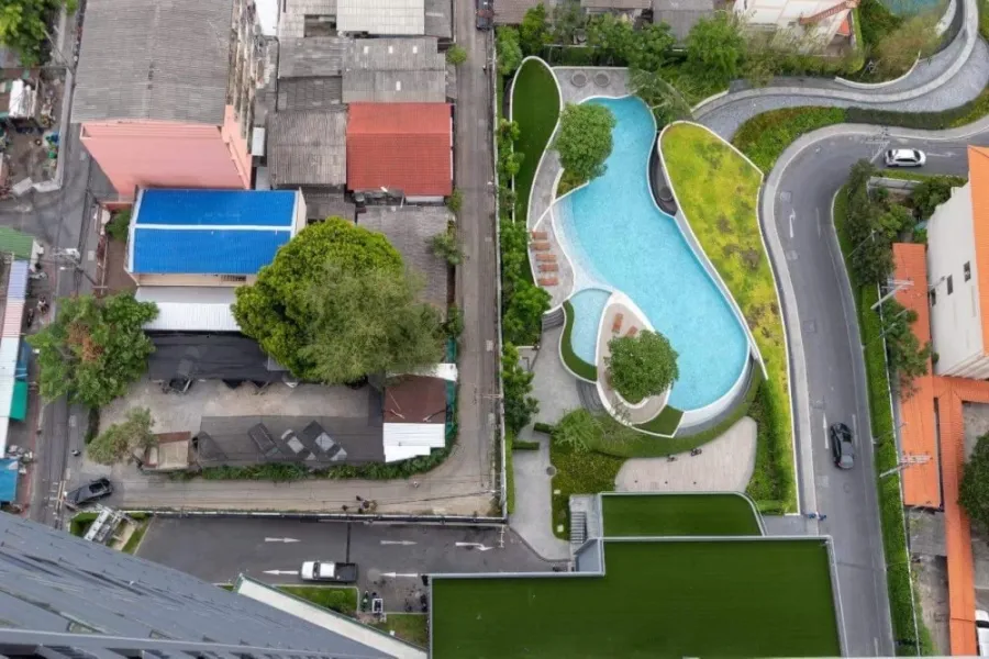For sale or rent Ideo O2, this room is very cool. High floor, pool view Provide maximum privacy Install good UV protection curtains. Book now.
