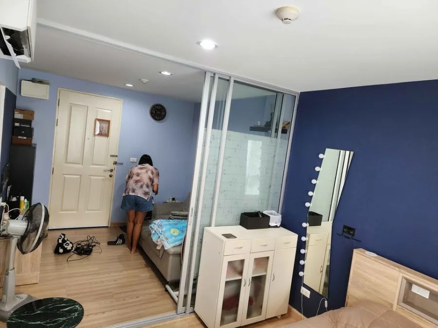 For rent: The Niche ID Seri Thai, blue-navy tone room, beautiful and comfortable to the eyes, complete facilities, don't miss it.