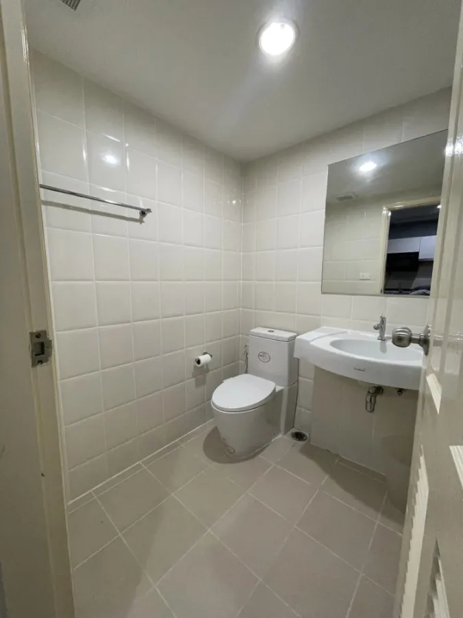 Condo for rent, Baan Navatara, room decorated in white-gray tones. Complete with furniture and electrical appliances. Let me tell you, don't miss it.