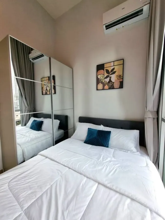 For sale or rent Noble Revolve Ratchada 2, corner room has a lot of privacy, 4 meter high ceiling, doesn't feel cramped. You can reserve it now.