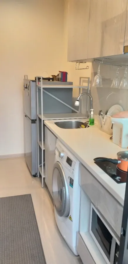 It's a nice room. Built-in wall with beautiful stone-on pattern Complete electrical appliances. Book now at Life Asoke for rent.