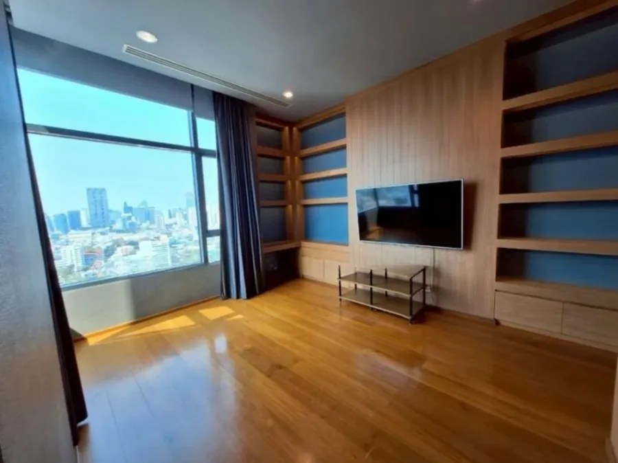 For sale/rent: Parco Condominium, penthouse unit, very high floor, 4 bedrooms, 5 bathrooms + maid's room. You can't miss this opportunity!