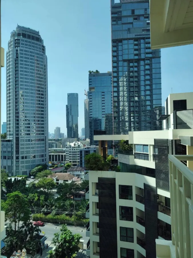For rent: Heritage Sukhumvit, condo in the heart of the city, 2 bedrooms, 2 bathrooms, very spacious room. Big sofa, very comfortable to sit on. Book