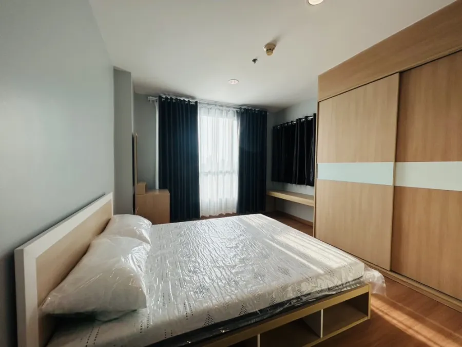 For rent: Life @ Ratchada-Huaikwang. Spacious room with plenty of usable space. Fully furnished. Just bring your suitcase and move in!