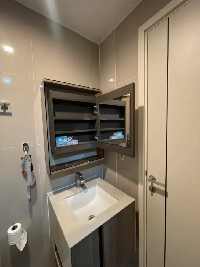 Selling a lovely unit at The Line Phahol-Pradipat. It comes with a walk-in closet and unobstructed city views. Book now!