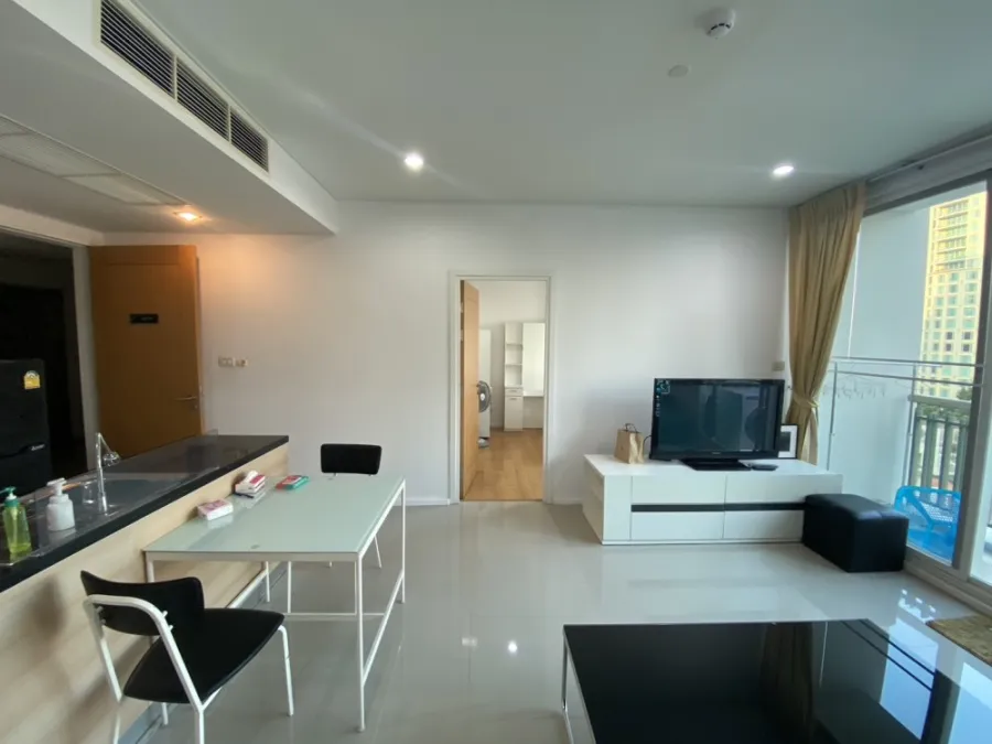 Condo for rent, Wind Sukhumvit 23, extremely spacious room, fully furnished, leather sofa, comfortable sitting You can't miss it, book now.