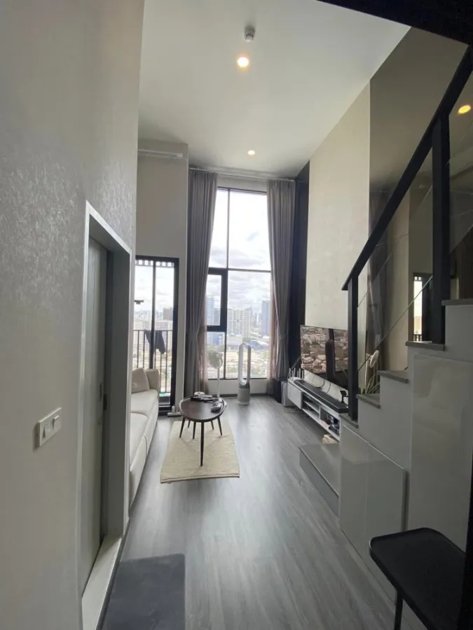 Selling condo rental, Night Bridge, Space, Ratchayothin, Double Space, a high view of the city.