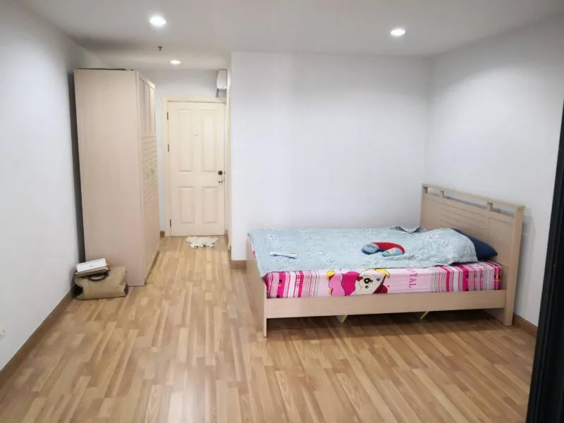 Sell 1.5 million Regent Home 15 Chaengwattana, Building A, 5th floor, pool view, live by yourself or rent, don't miss it.