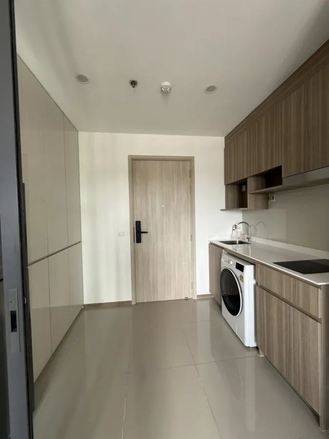 For rent: Life Rama 4 - Asoke, 18th floor, plenty of usable space, comfortable living, not cramped, in a great location.