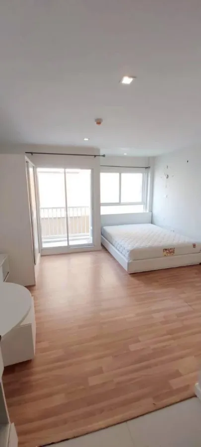For sale or rent: WE CONDO, studio room, 5th floor, pool view, quiet, fully furnished. Book now!