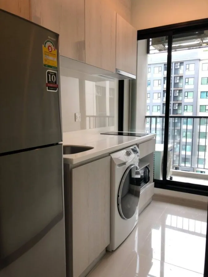 For rent Life Asoke, this room is new out of the box. White furnishings make the room look very spacious, high floor, premium view, book now.