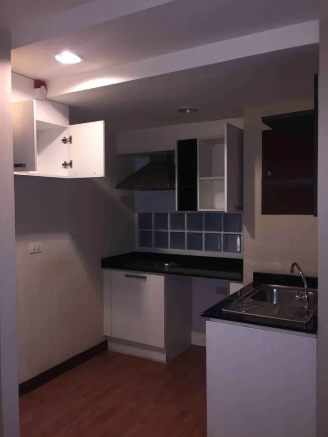 Sell The Kris Ratchada 17, spacious room, fully furnished, good leather sofa, very nice to sit, reserve first, stay first.