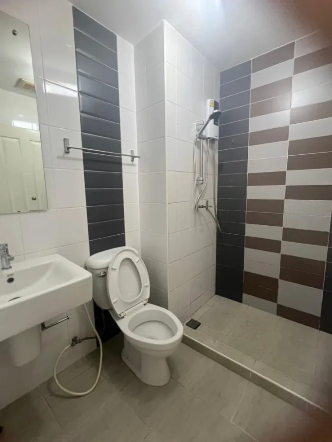 For sale: The Trust Residence Pinklao (Borommaratchachonnani). White room, comfortable to the eye, separated by glass partitions. Book now.