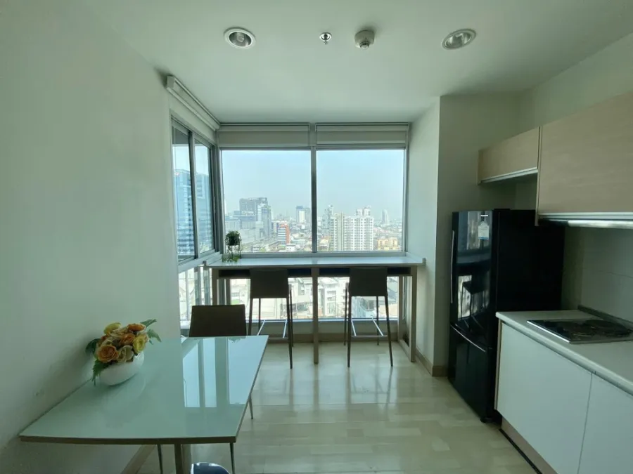 Rhythm Ratchada condo for rent, nice room, soft color tone Decorated with a picture frame. Good price. Hurry up to reserve.