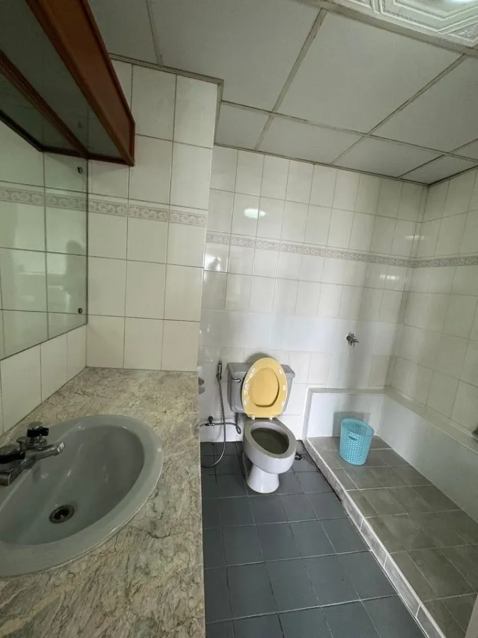 Urgent sale, Thana Tower Condo, very large room, lots of usable space. The floor is laid with good parquet. Hurry and reserve now.