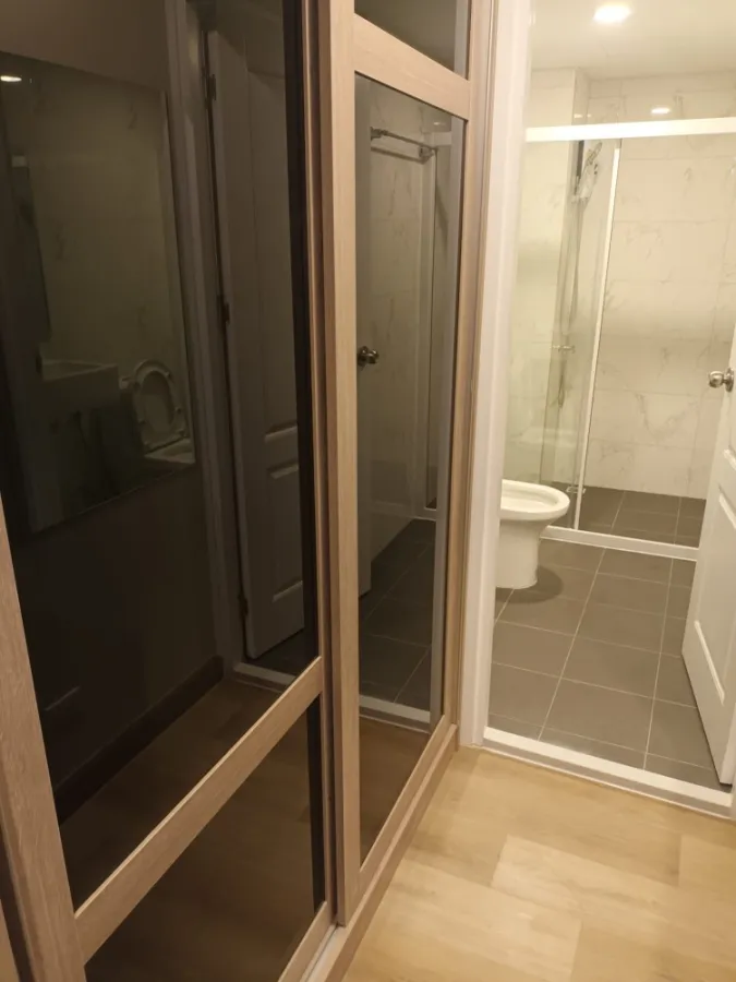 For rent: The Independent Condo Amata, fully furnished room. Complete with lots of furniture, good prices, reserve now.