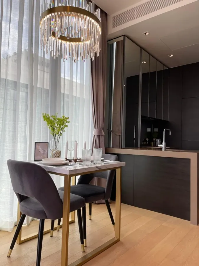 For rent, 28 Chidlom, 12th floor, spacious room, comfortable living, luxurious decoration, I can tell you that it's very nice to live in. Book now, su