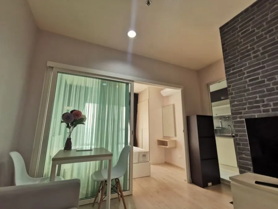 Condo for rent Aspire Ratchada-Wong Sawang Nicely decorated room Put wallpaper in the whole room If you miss it, you will regret it quickly.
