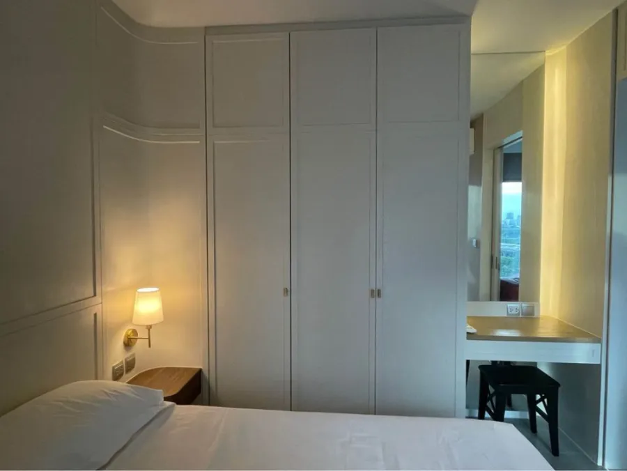 For Rent Life Asoke-Rama 9, very beautiful room, decorated in minimalist style, warm tones, very inviting, don't miss it.