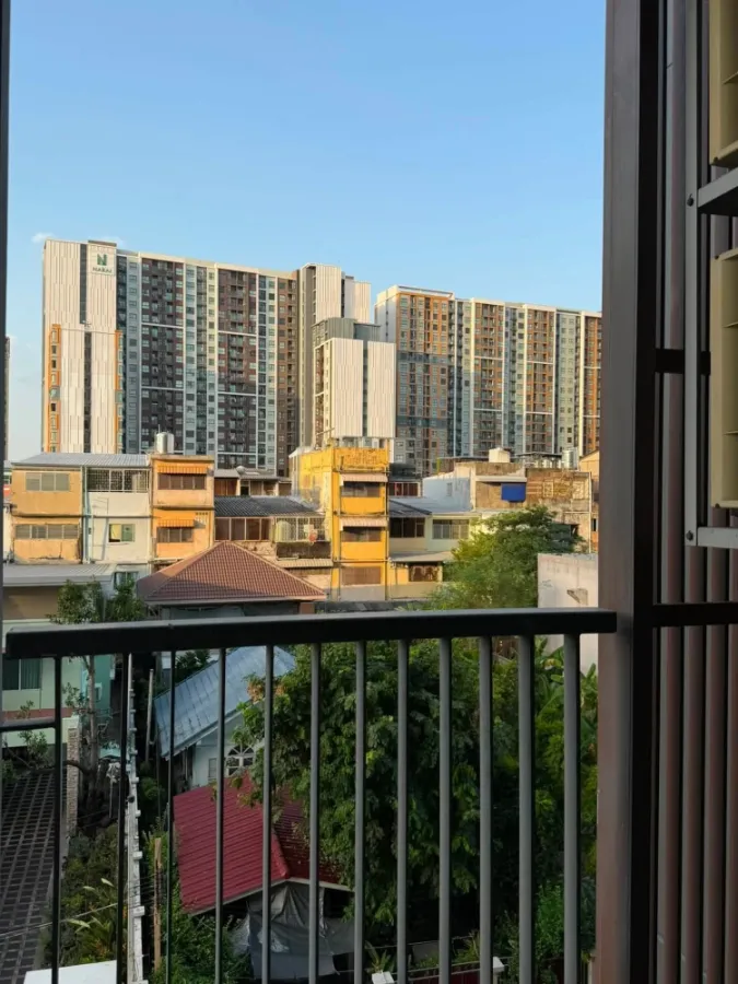 For rent: Life Pinklao, 1 bedroom, 1 bathroom condo with full built-in furniture. Don't miss out!