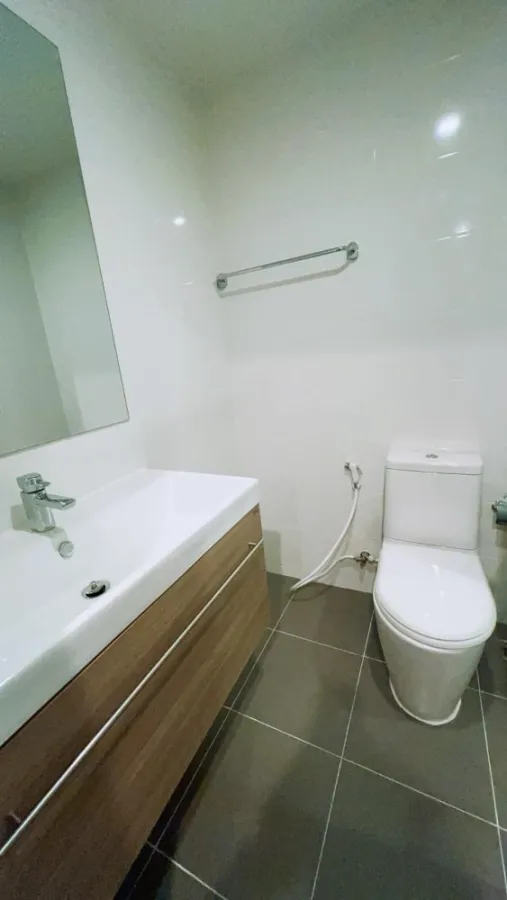 For rent: Metro Luxe Riverfront Rattanathibet. The room is beautifully decorated and very livable. Complete electrical appliances, urgent