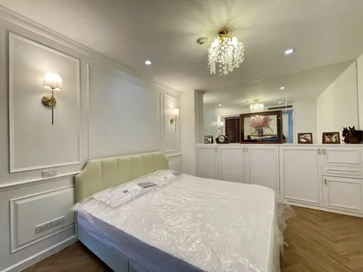 For rent: Noble Ambience Sarasin, a lovely room with built-in walls and amazing furniture. You can see the view of Lumpini Park. Don't miss it.