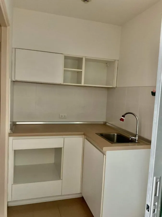 For sale Lumpini Place Srinakarin-Hua Mak Station, simple decorated room. Wide with usable space Good like this, reserve now.